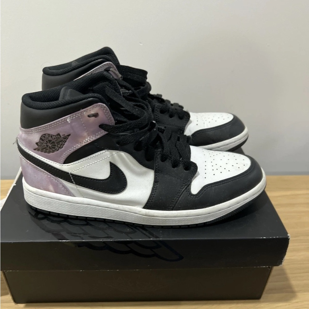 Nike Men’s Black and White Sneakers size 8.5